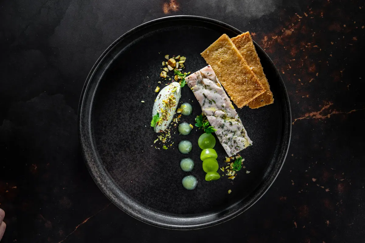 Can a chef cook Western and Indonesian dishes in one meal?